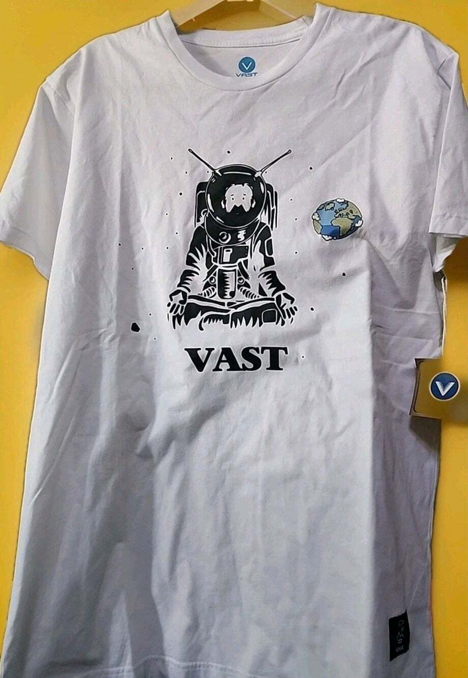 New Vast Men’s Graphic Tee Shirt Medium Surfer Yogi Space B15 NWT Streetwear